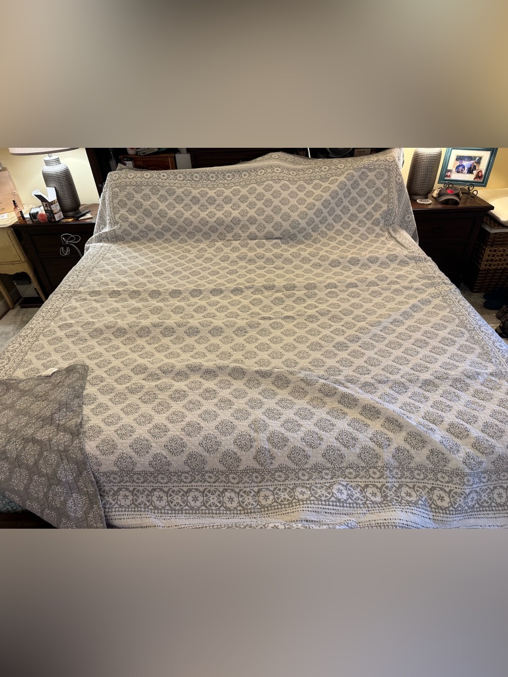 Sonoma Reversible White and Gray Medallion Quilt King size with 3 std shams